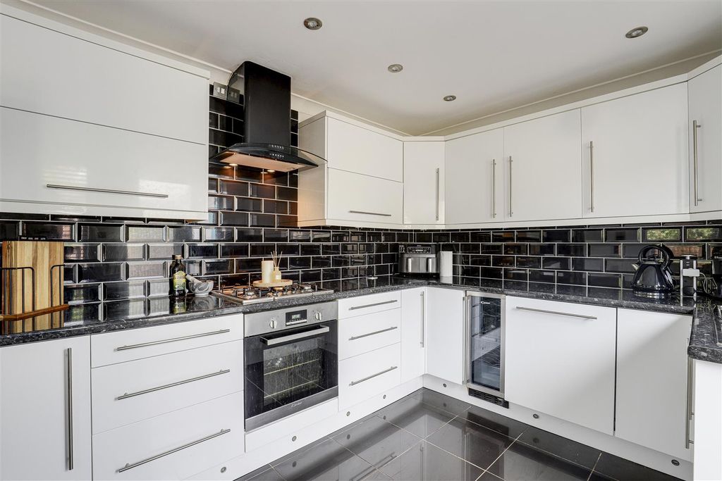 Property photo 3 of 24 1140.Jpg