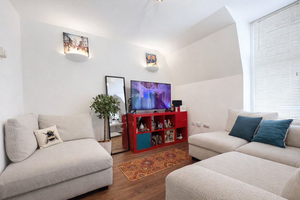 Property photo 2 of 8 Picture No. 17