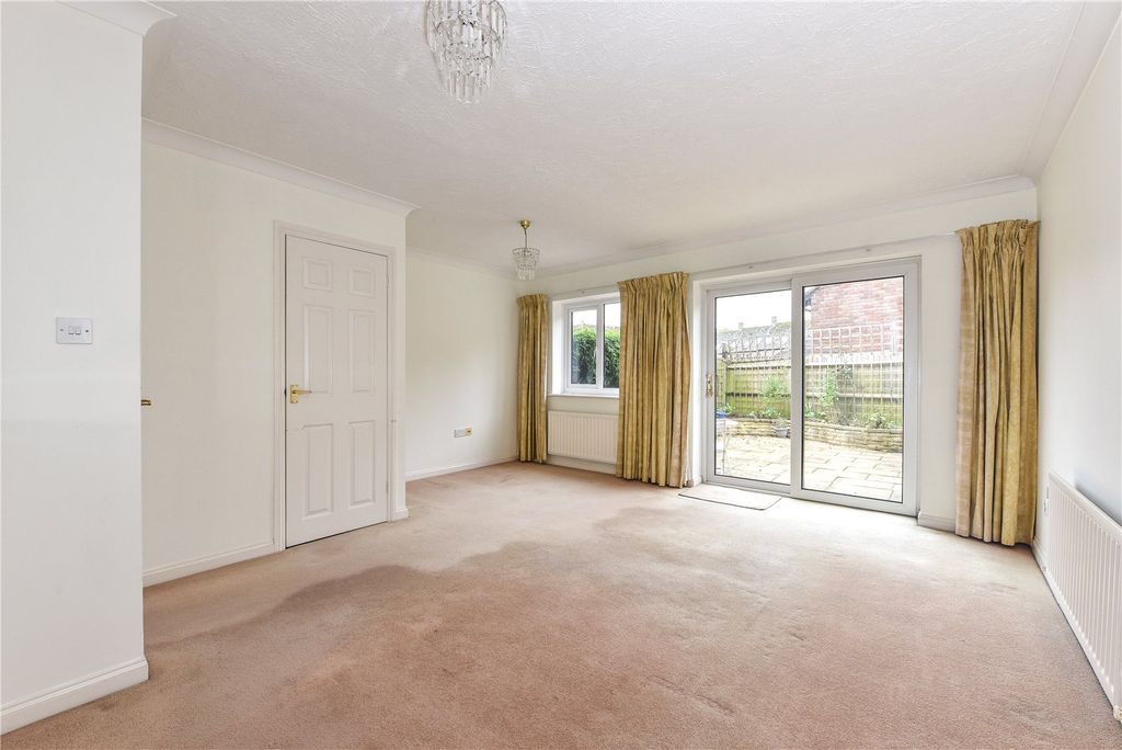 Property photo 3 of 19 Sitting Room