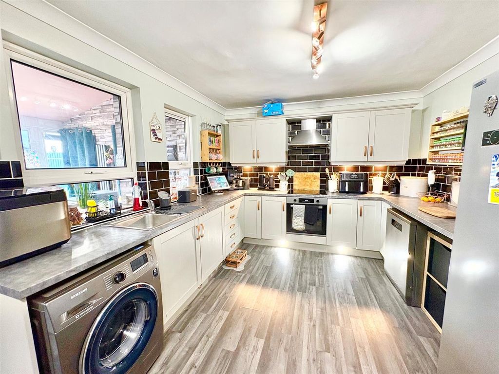 Property photo 3 of 15 Kitchen.Jpg