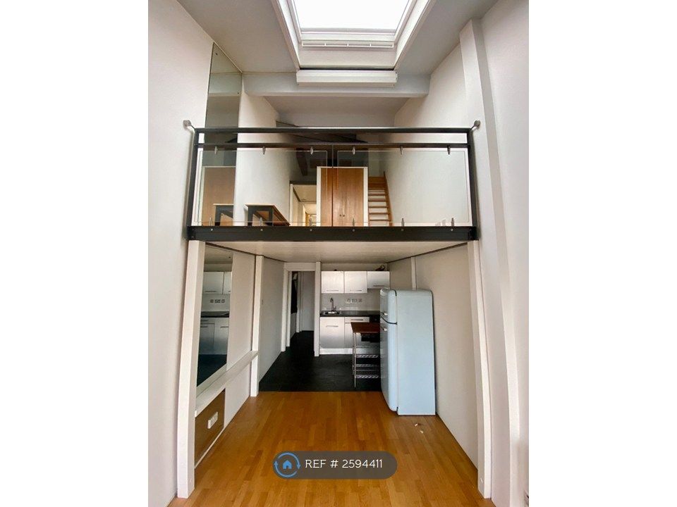 Property photo 1 of 10 553 Manhattan