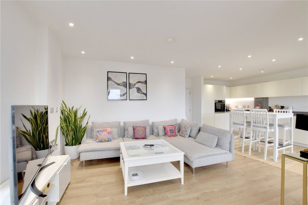 Property photo 1 of 16 Reception/Kitchen