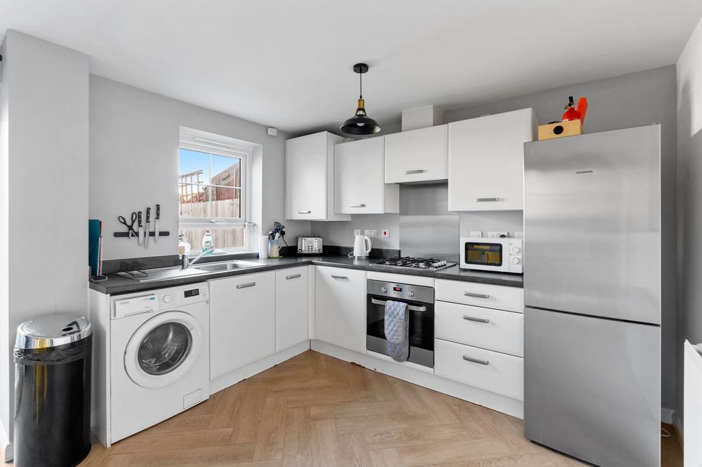 Property photo 3 of 19 Kitchen