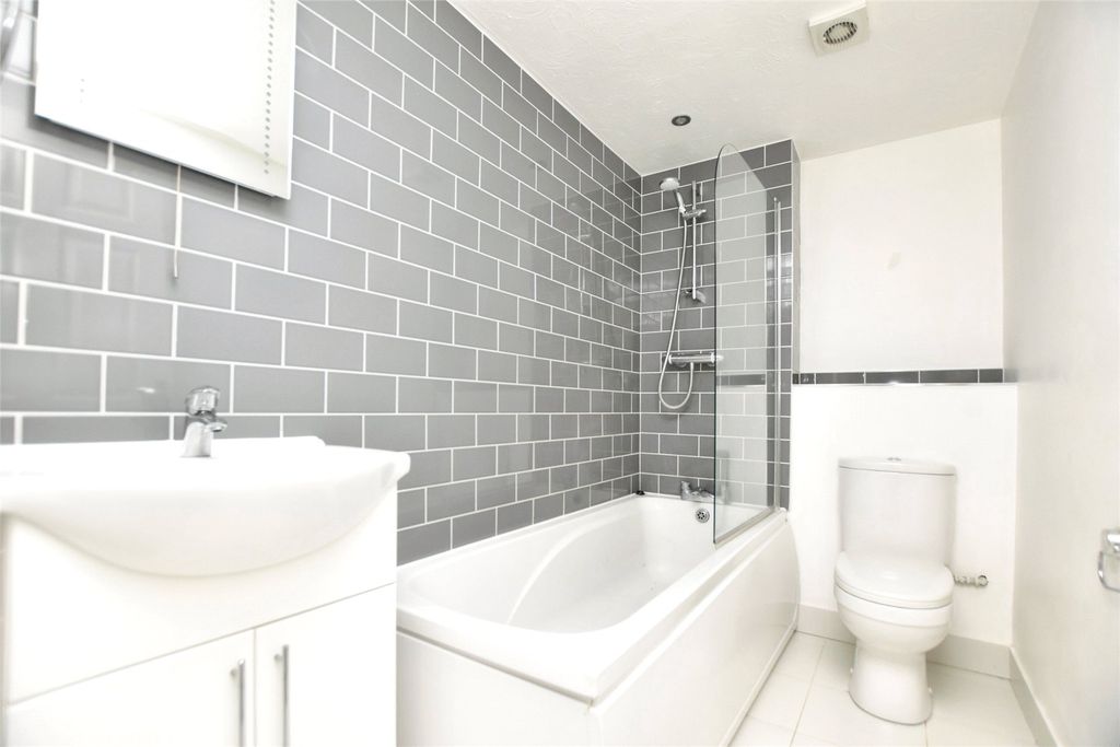 Property photo 3 of 8 Bathroom