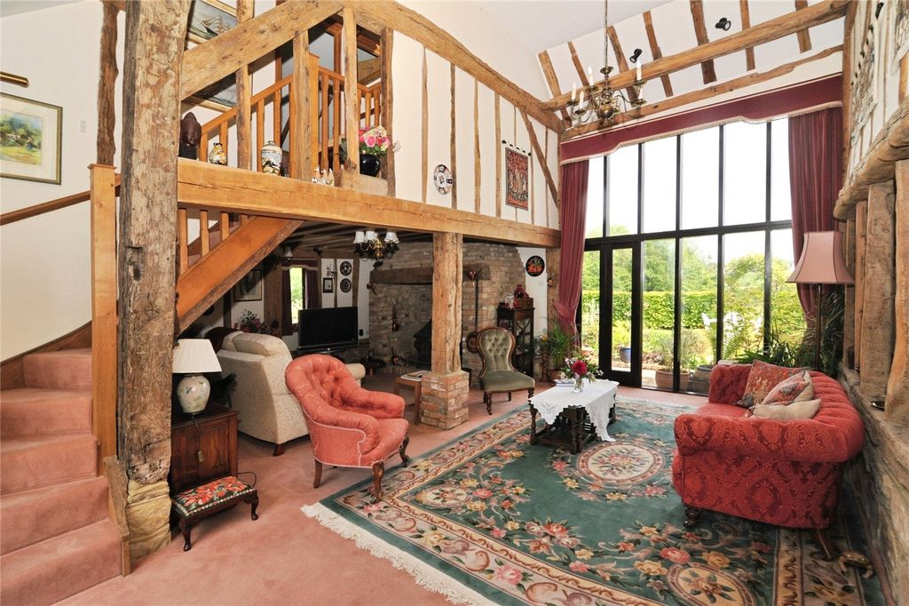 Property photo 2 of 31 Living Hall