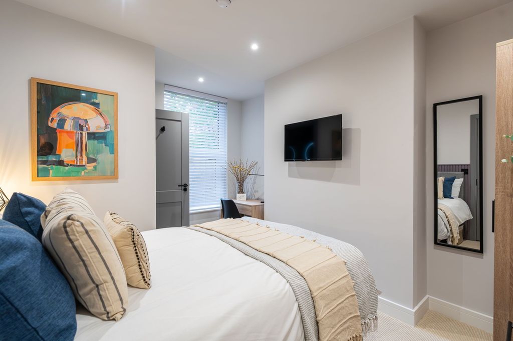 Property photo 3 of 14 A Stylish Double Bedroom Featuring A Comfortable B...