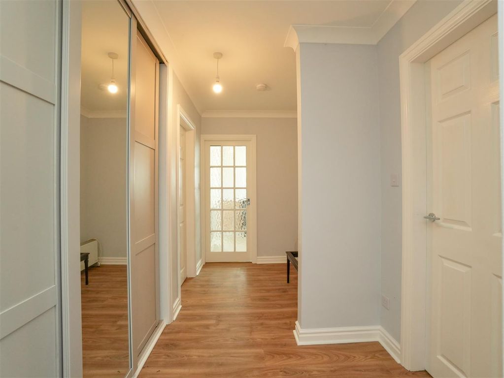 Property photo 3 of 18 Entrance Hall