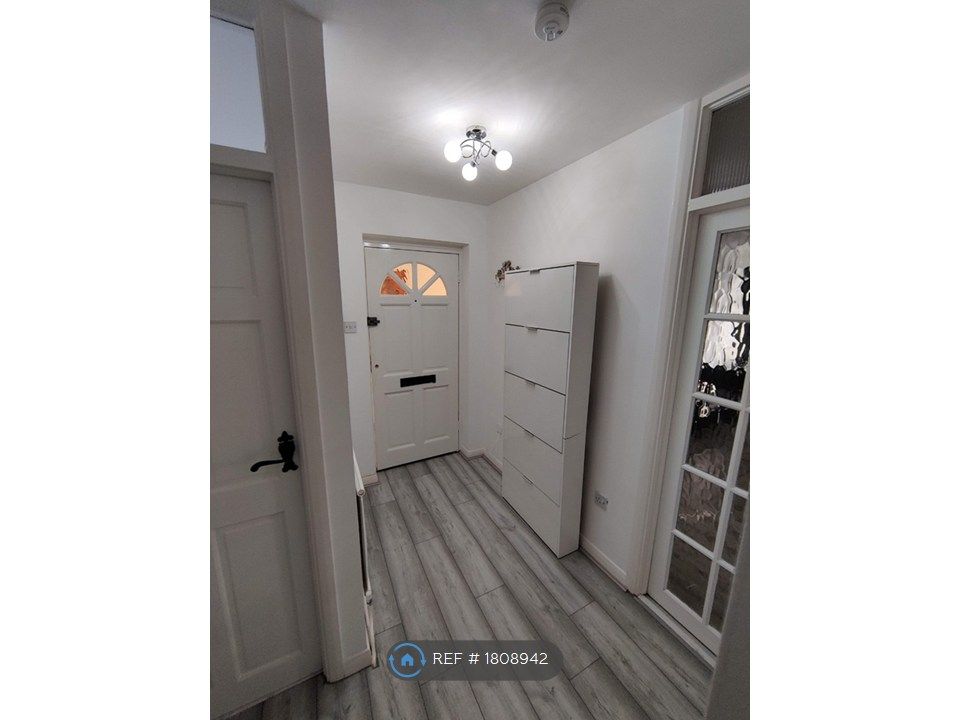 Property photo 2 of 17 Hallway