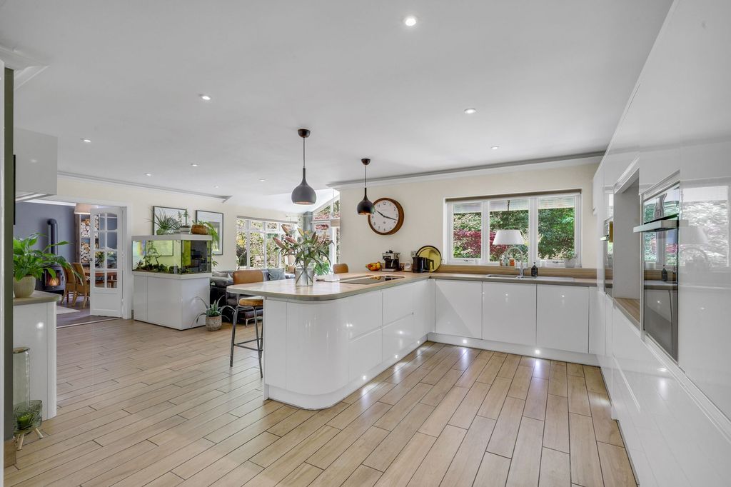 Property photo 2 of 34