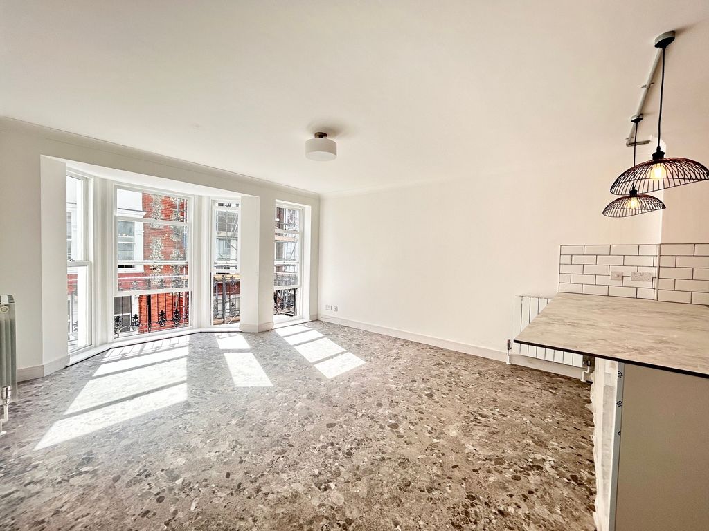 Property photo 2 of 11 Living Room
