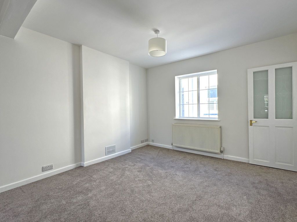 Property photo 3 of 12 Photo 5