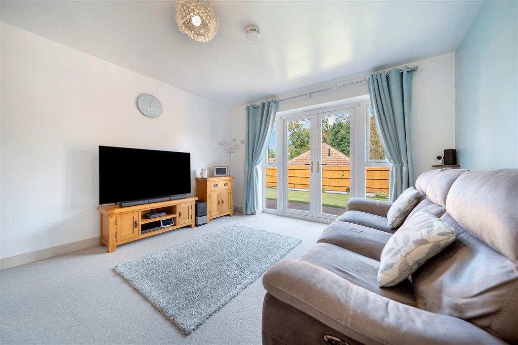 Property photo 2 of 17 19 Larchwood Close-16.Jpg