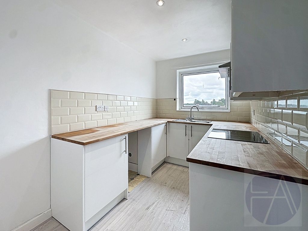 Property photo 2 of 15 4411183