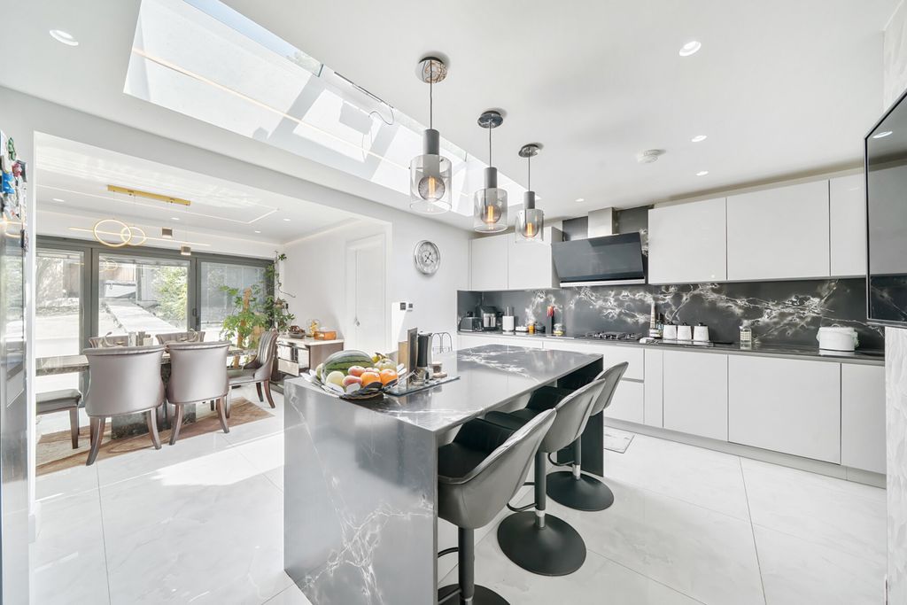 Property photo 3 of 27 1312744-12-68519d...