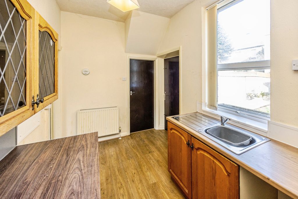 Property photo 3 of 18 Kitchen