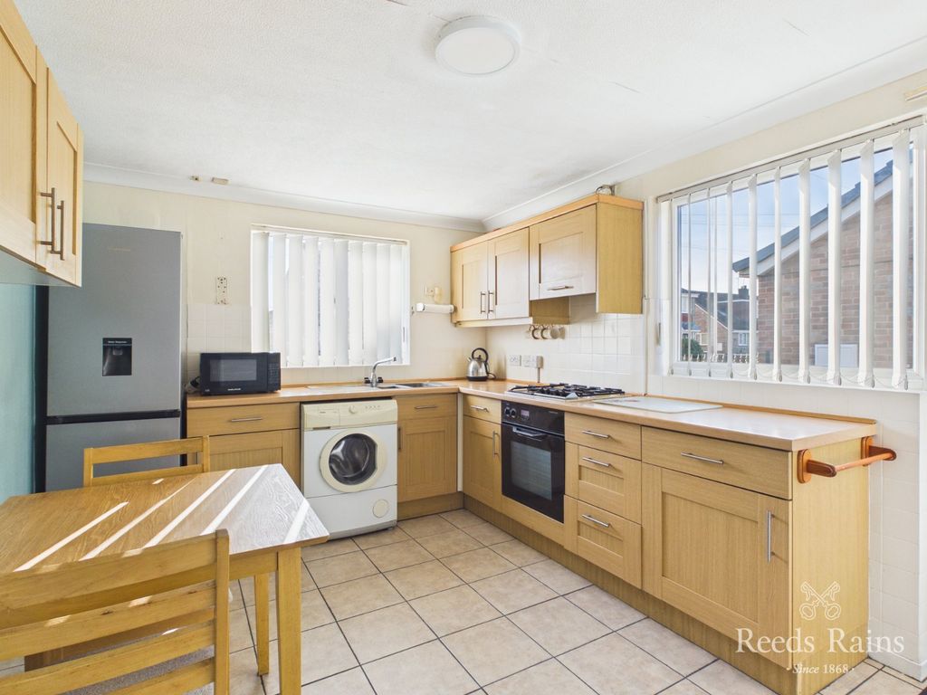 Property photo 2 of 12 Dining Kitchen