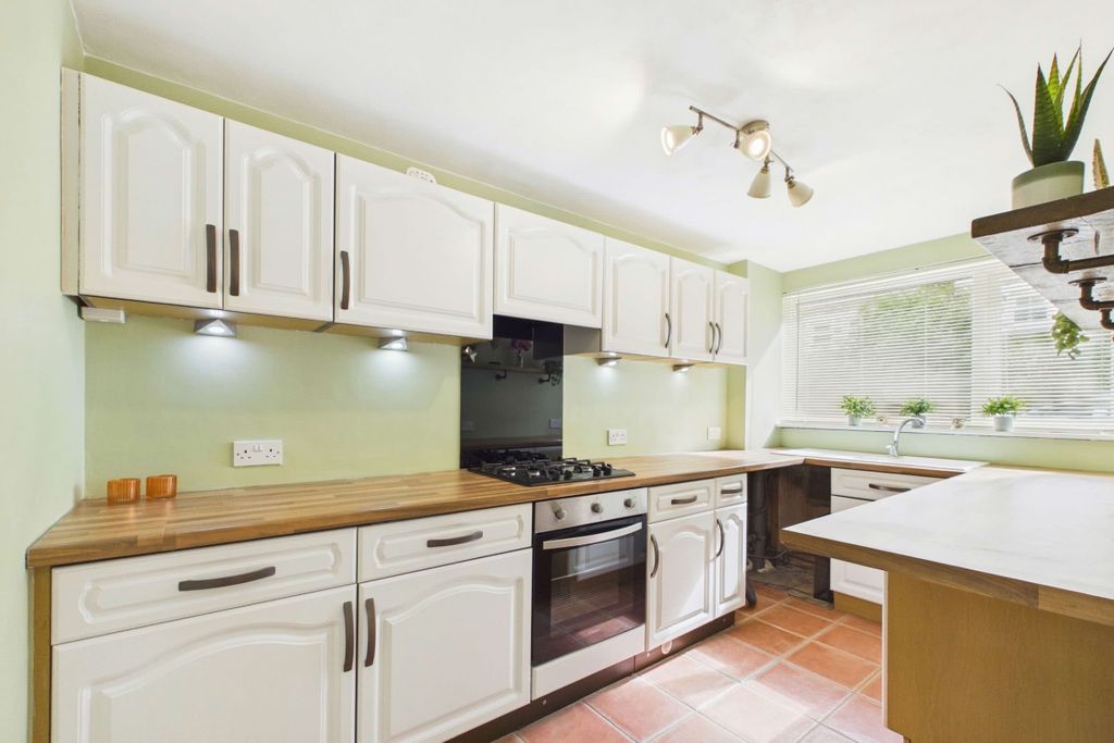 Property photo 2 of 16 Well-Appointed Fitted Kitchen