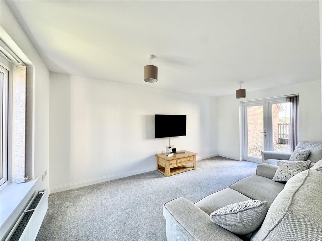 Property photo 3 of 24 Lounge