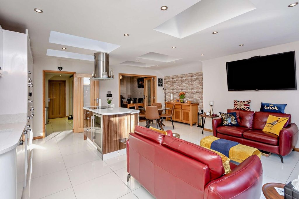 Property photo 3 of 22 8687216-Interior14-800.Jpg