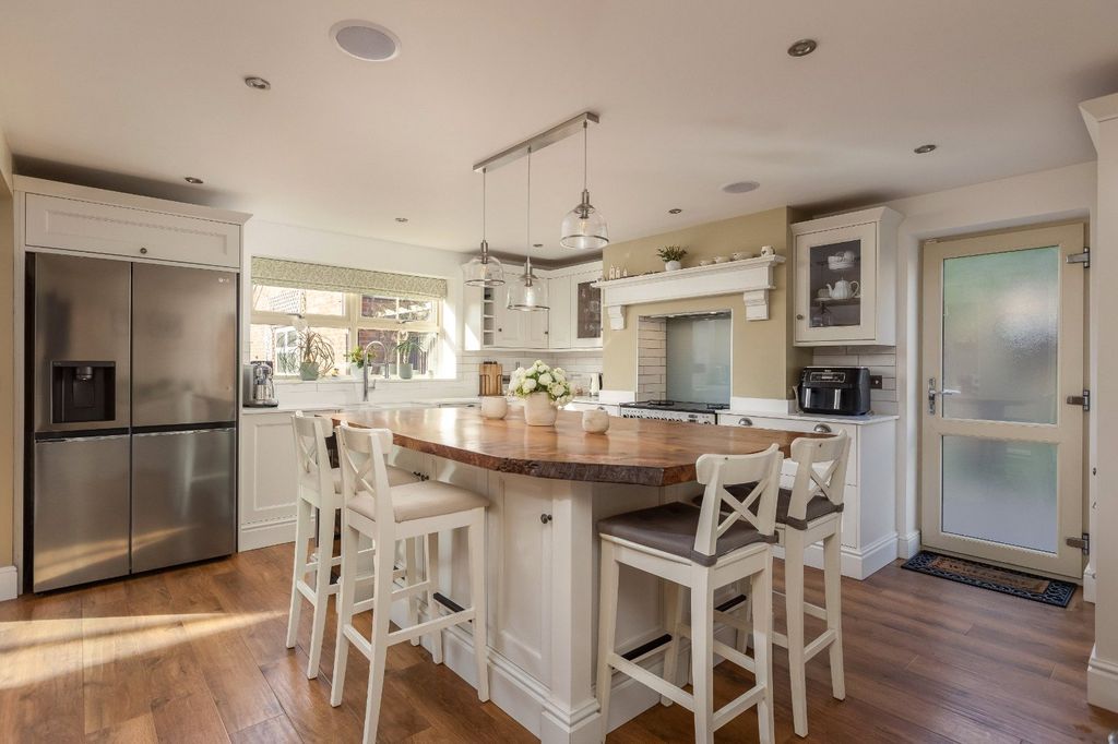 Property photo 3 of 31 Kitchen