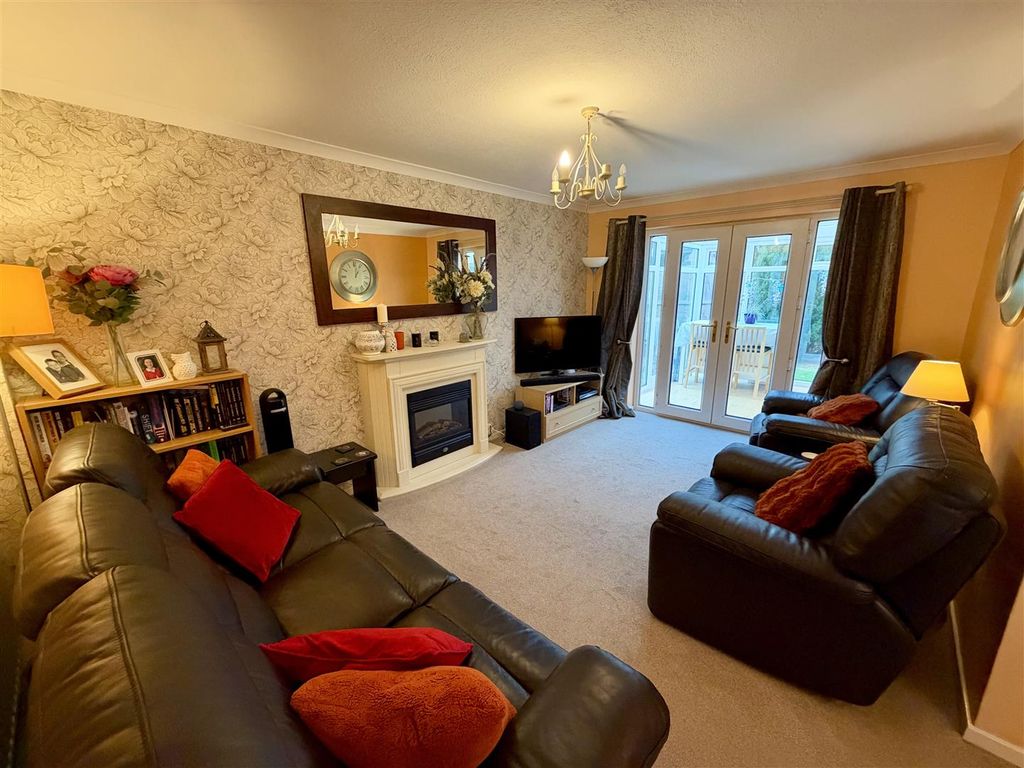 Property photo 2 of 17 Lounge