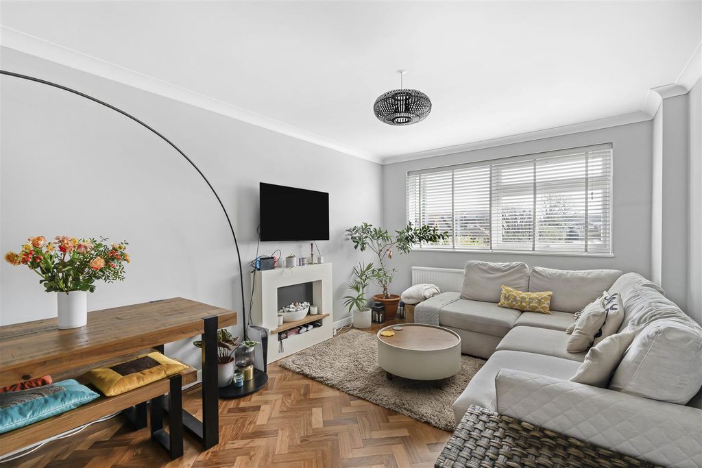 Property photo 2 of 15 Lounge