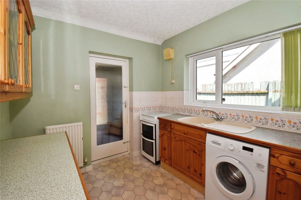 Property photo 3 of 18 Kitchen