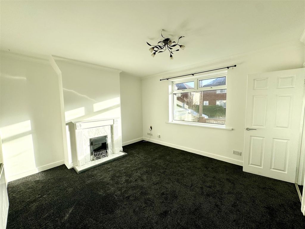 Property photo 3 of 11 Lounge