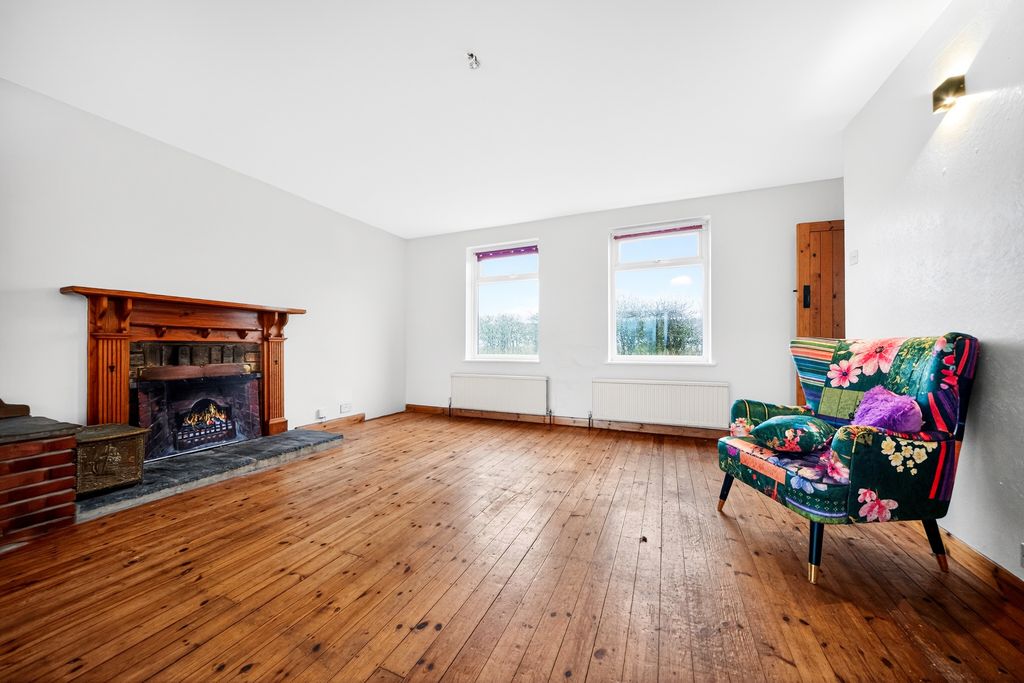 Property photo 3 of 22 Lounge