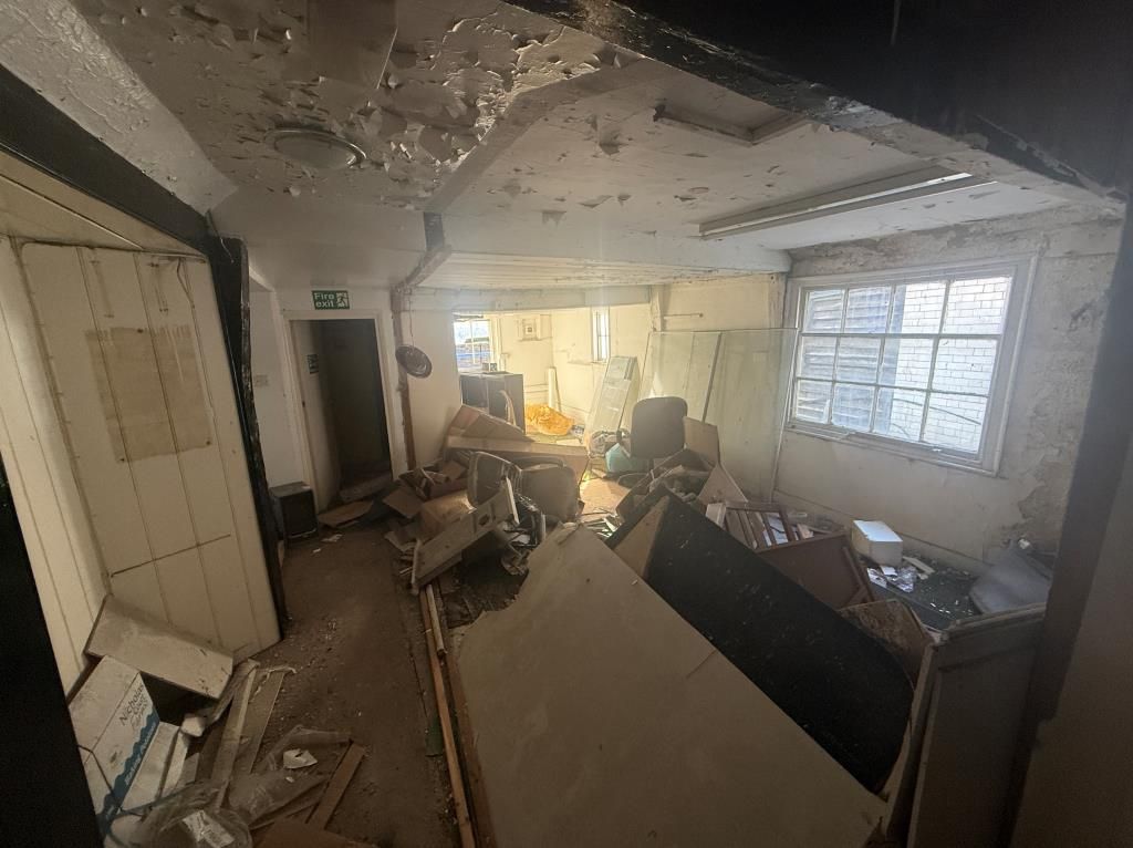 Property photo 2 of 8 Room In Middle Of Builing