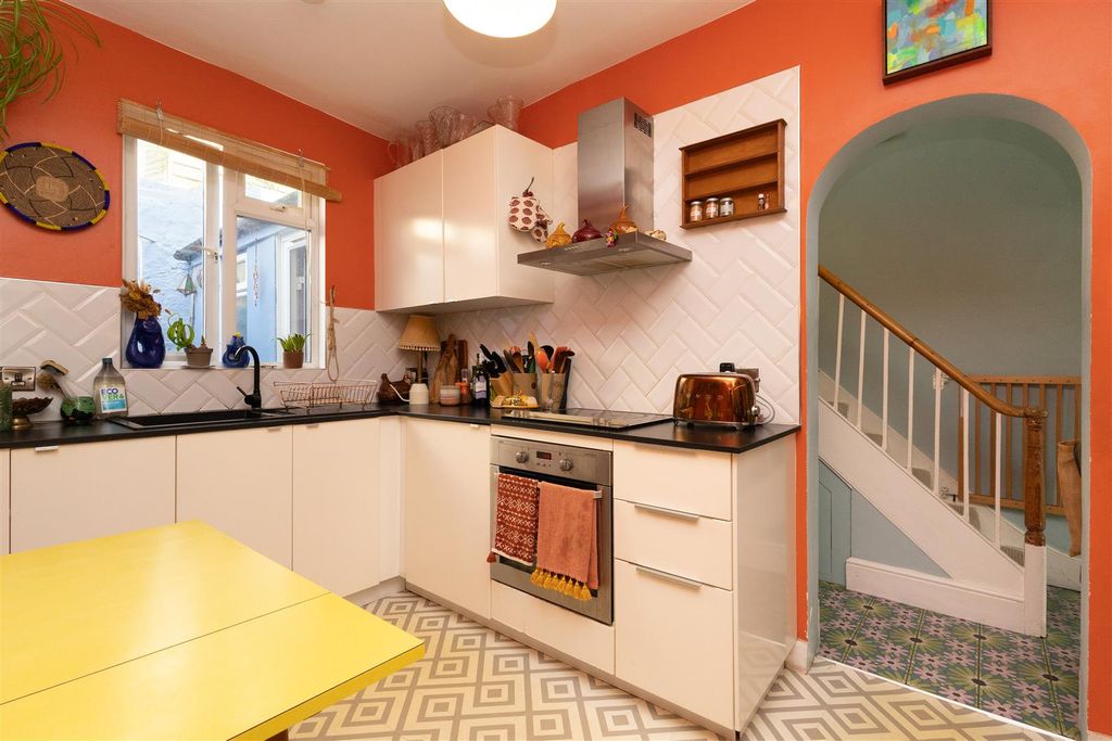Property photo 3 of 21 Kitchen