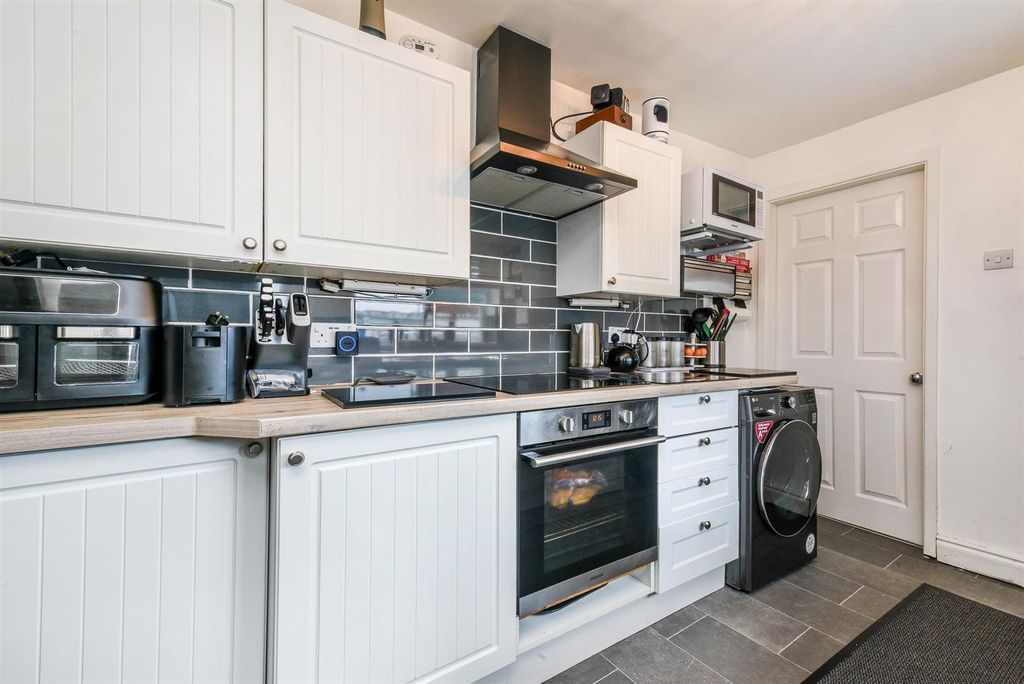 Property photo 3 of 17 Kitchen