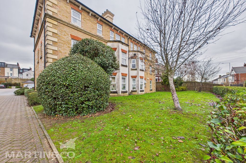 Property photo 3 of 16 Cam01953G0-Pr0139-Still014