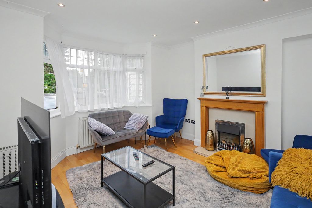 Property photo 3 of 22 162 Rickmansworth Road, Watford, Hertfordshire, Wd18 7Jg