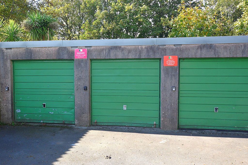 Property photo 1 of 2 External Garage