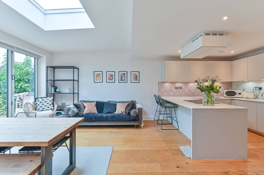 Property photo 3 of 12