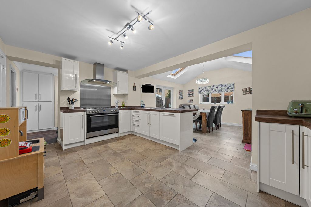 Property photo 3 of 31