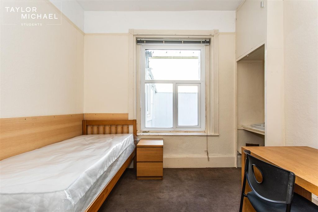 Property photo 2 of 11 Room