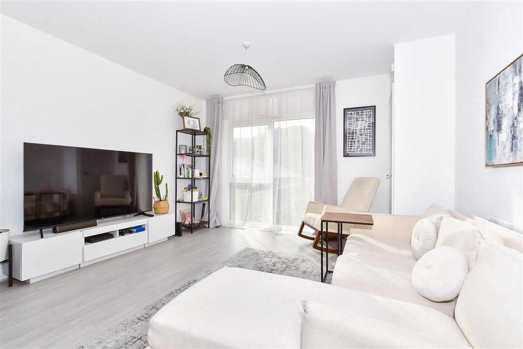 Property photo 2 of 8 Kitchen/Lounge