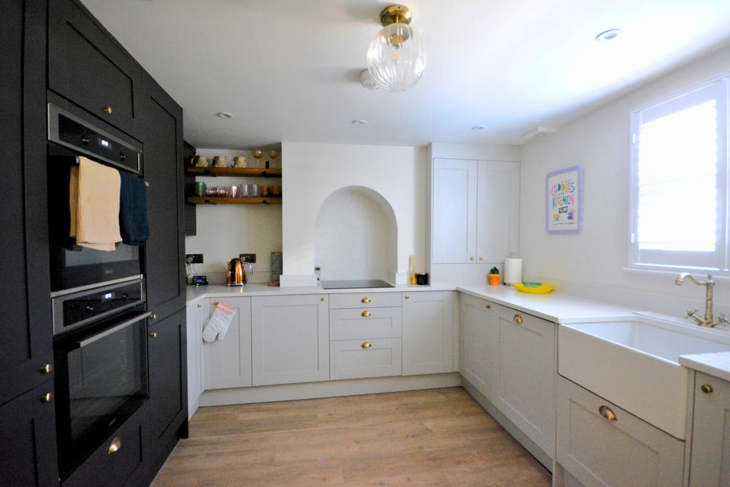 Property photo 2 of 9 Kitchen