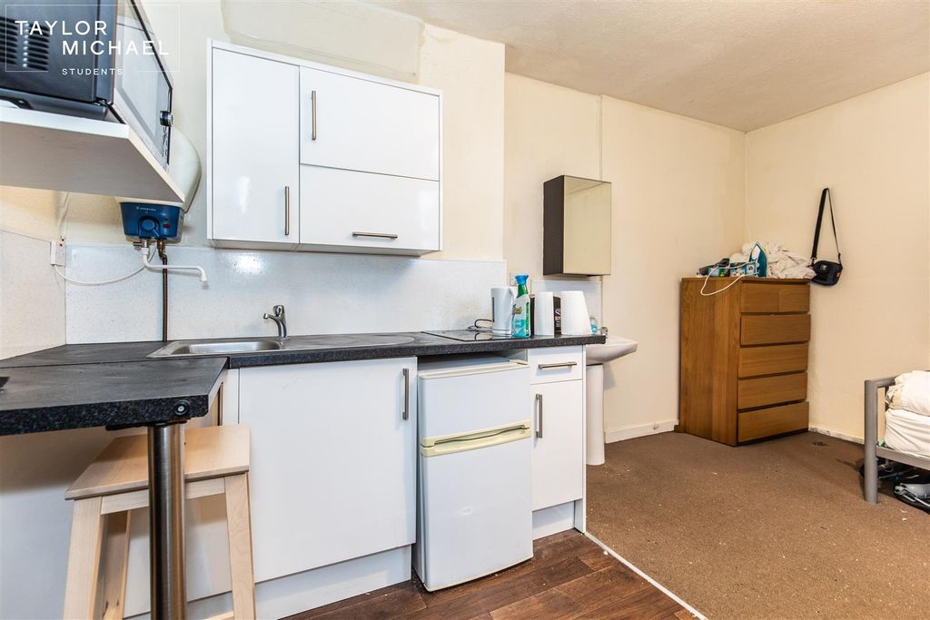 Property photo 3 of 6 Bedroom