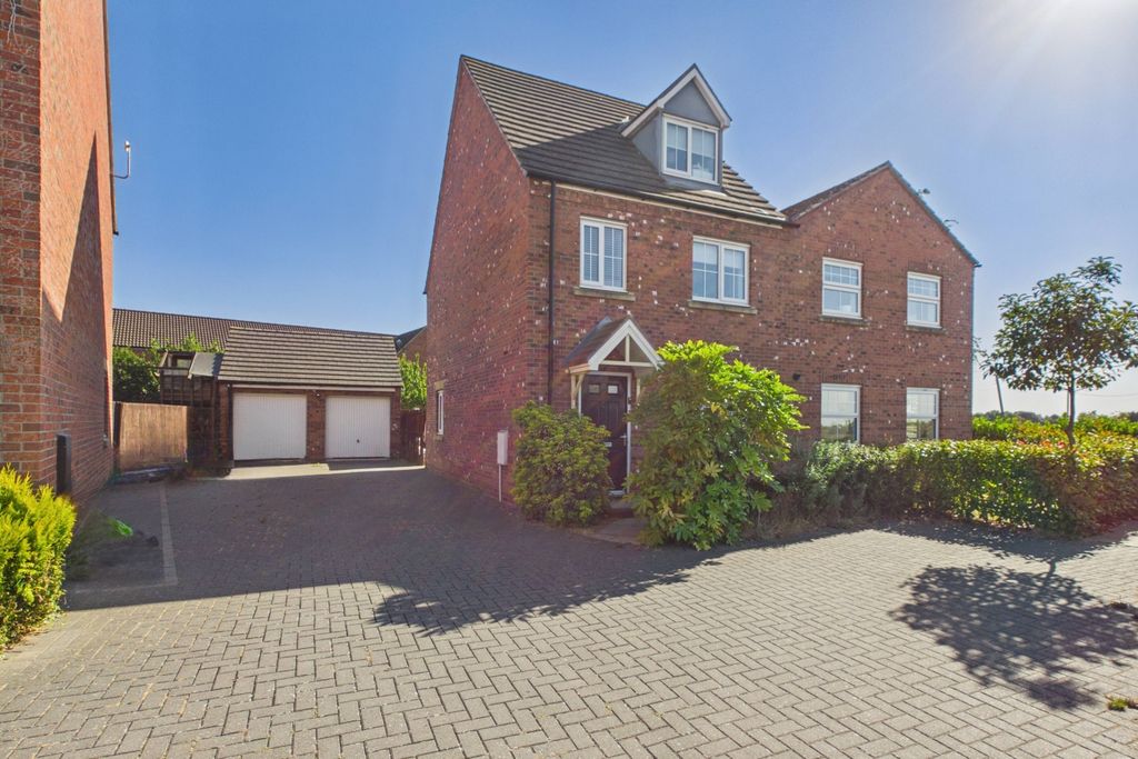 Property photo 1 of 20 Ewemove -  Spalding -  Roeburn Way -  Front Of Hou
