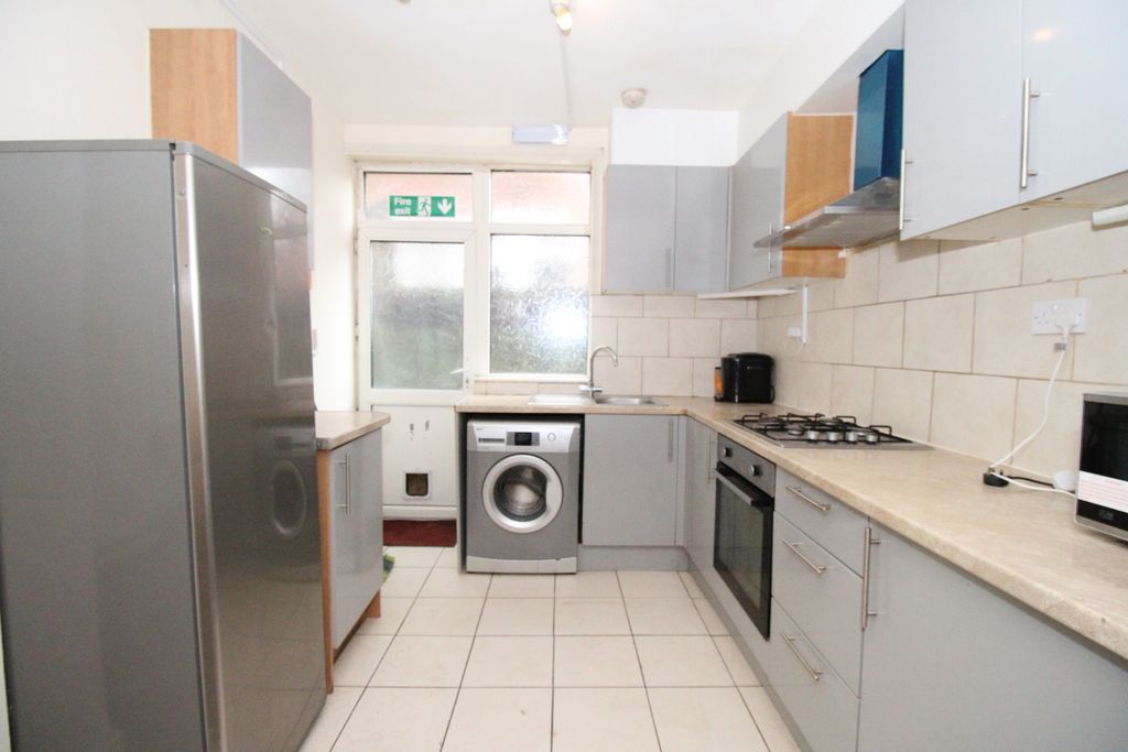 Property photo 3 of 7 Kitchen