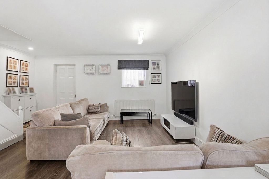 Property photo 3 of 14 Lounge