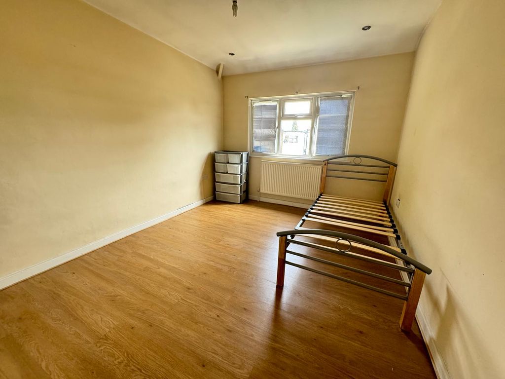 Property photo 1 of 5 1-Bedroom Flat Near Barking Riverside