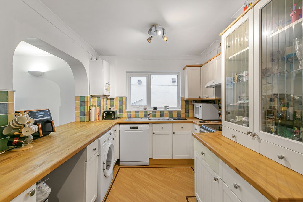 Property photo 3 of 11 Kitchen