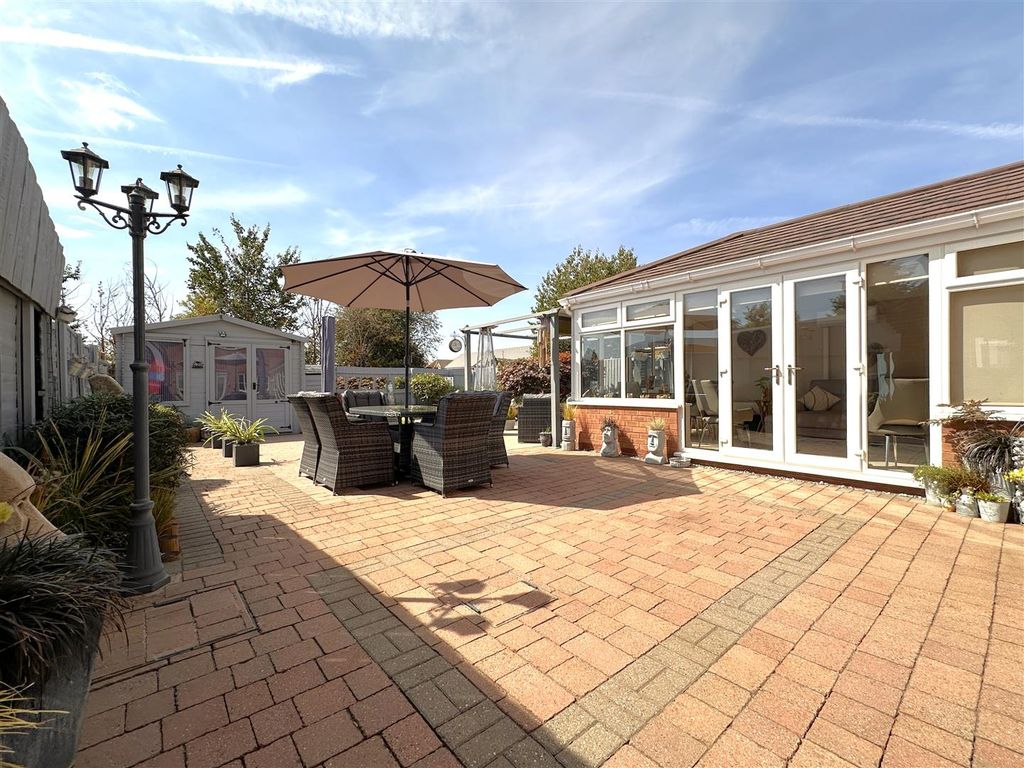 Property photo 3 of 27 Impressive Landscaped Garden 894