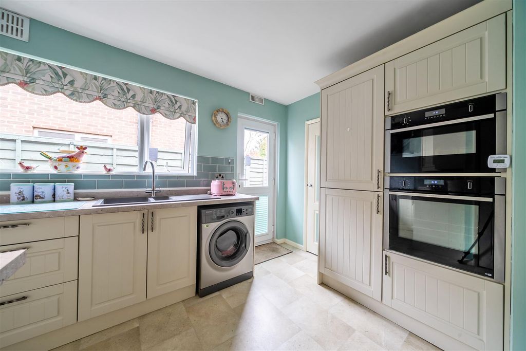 Property photo 3 of 15 Kitchen