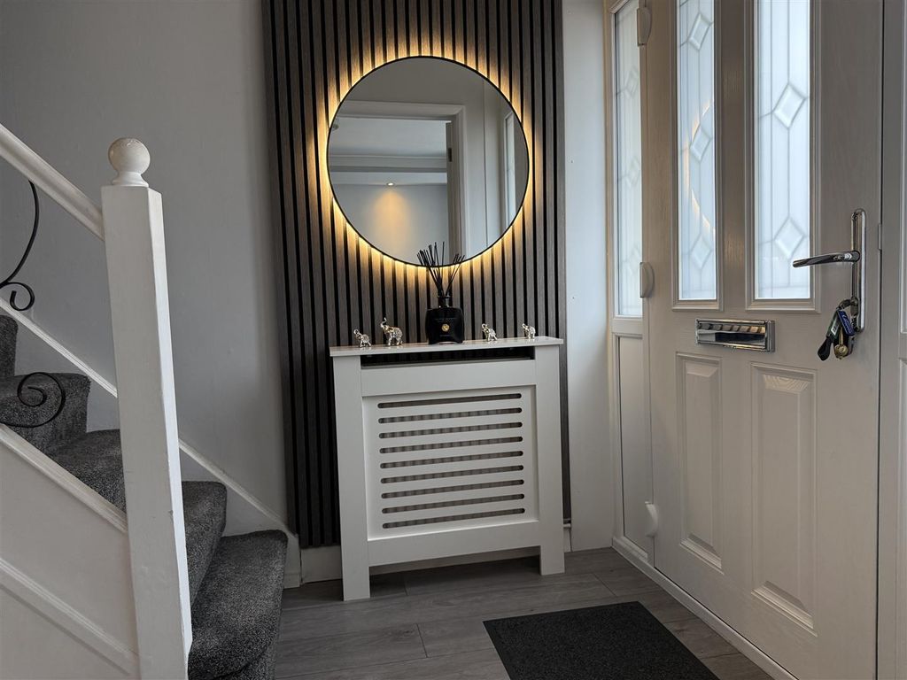 Property photo 2 of 19 Entrance Hallway