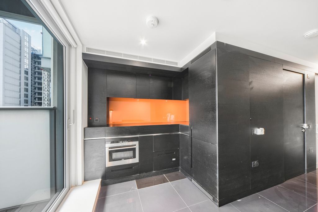 Property photo 3 of 10 Kitchen